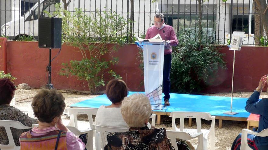 El Quijote invade l&#039;Hort de Colón de Benidorm en Día Internacional del Libro