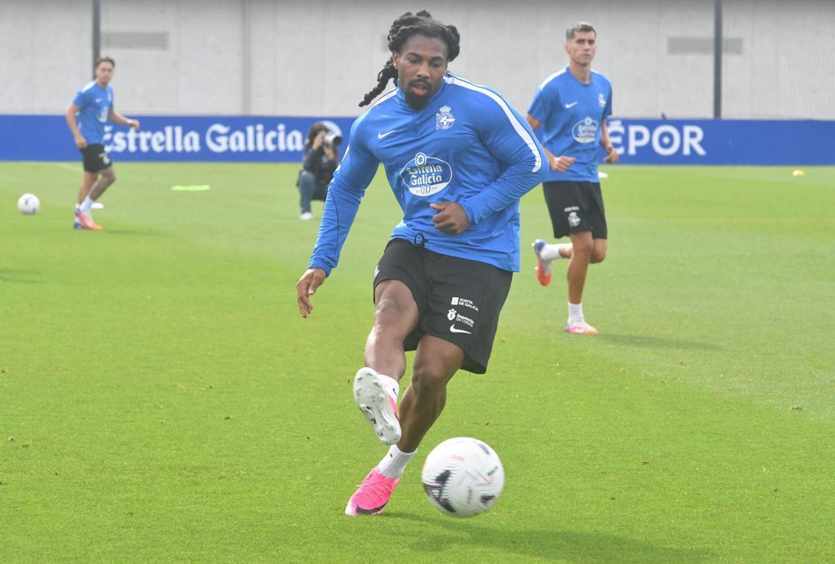 Ya vestido con la ropa de entrenamiento blanquiazul, Adama Traoré trabaja junto a sus compañeros. Ya vestido con la ropa de entrenamiento blanquiazul, Adama Traoré trabaja junto a sus compañeros.