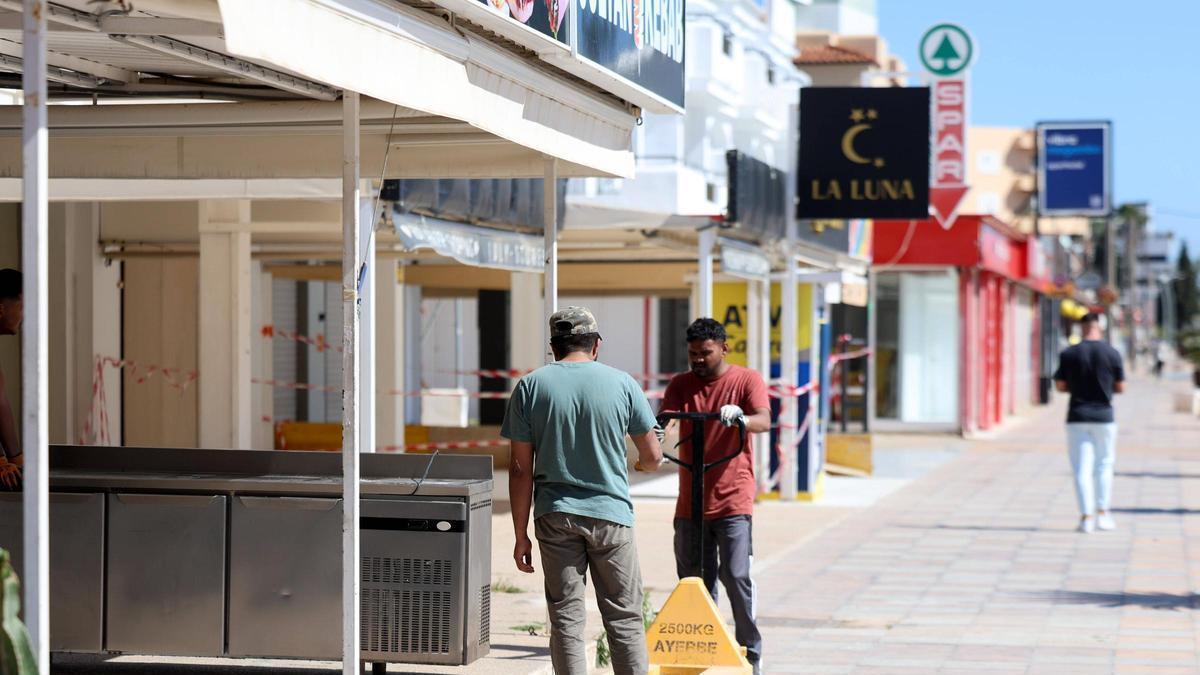 Unos trabajadores efectuando reformas en un local de Platja d'en Bossa.