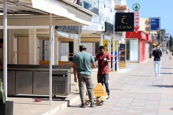 Galería: algunos establecimientos de Platja d'en Bossa han subido sus persianas desde la Semana Santa