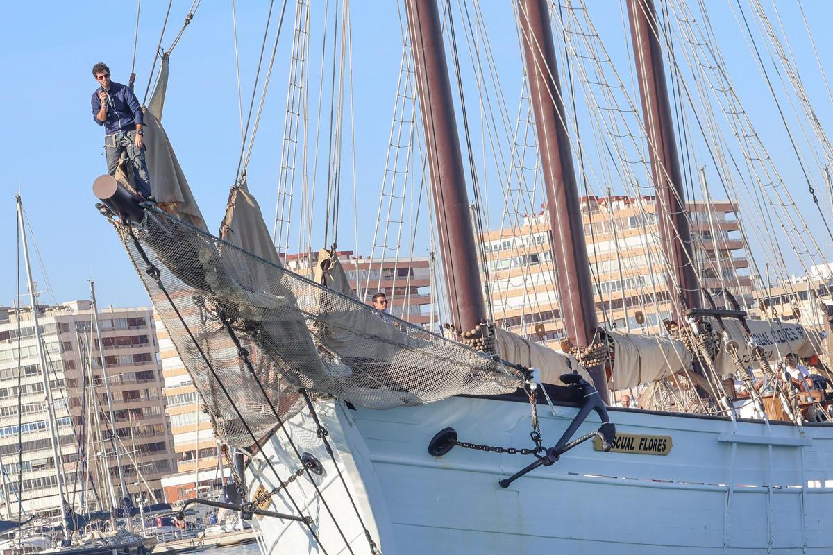 El velero histórico Pascual Flores ya está en la bahía de Torrevieja