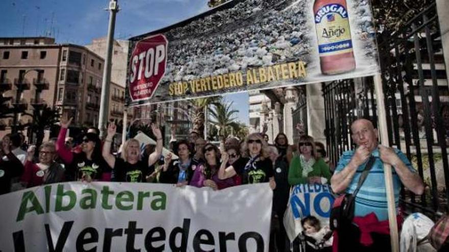 Imagen de la protesta de vecinos de Albatera a las puertas de la Diputación ayer.