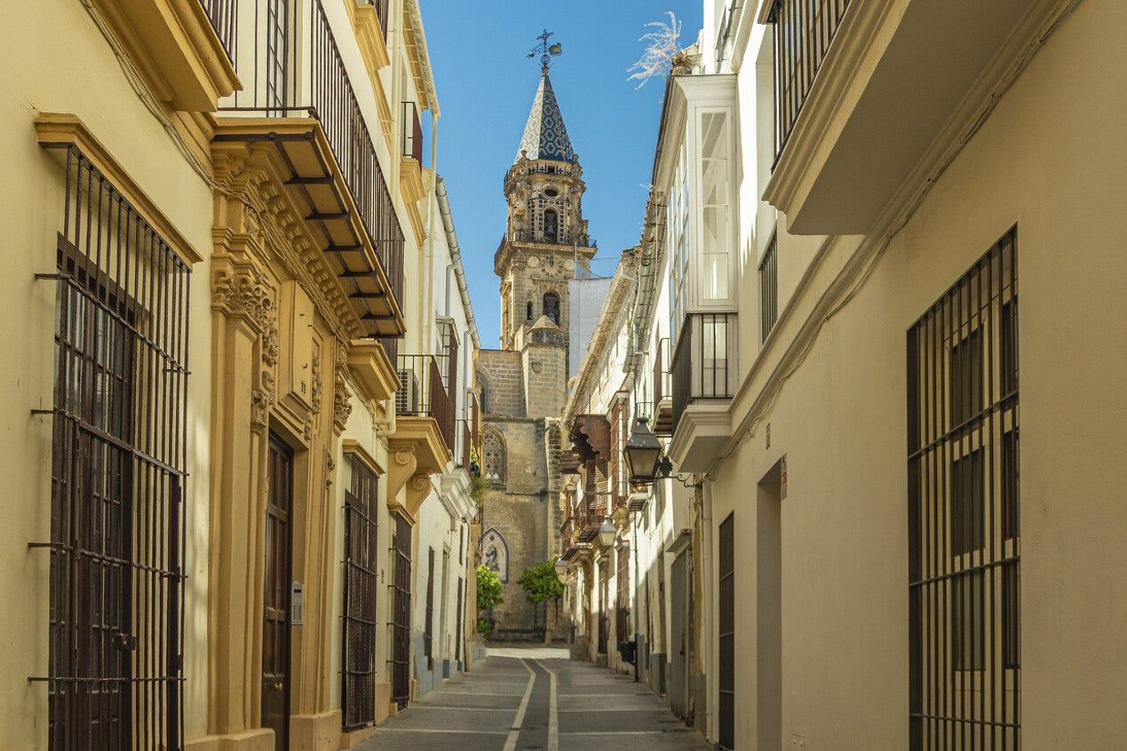 Airef alerta sobre municipios en riesgo, Audiencia Nacional protege permisos laborales y UDEF investiga estafa financiera