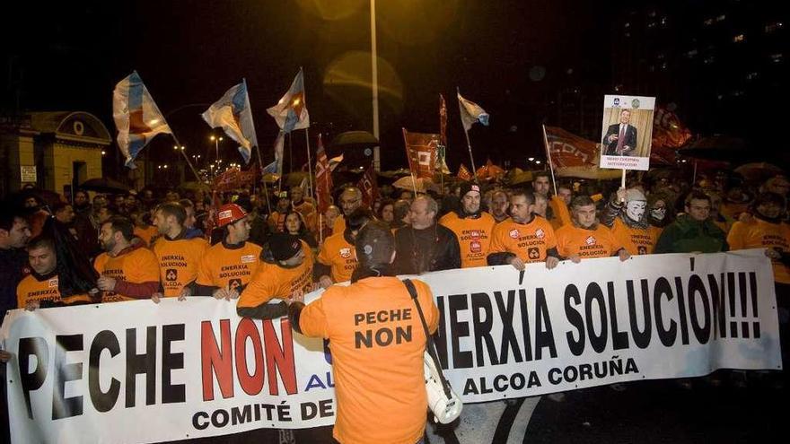Manifestación de trabajadores de Alcoa en 2014 contra la amenaza de cierre de la fábrica de A Grela.
