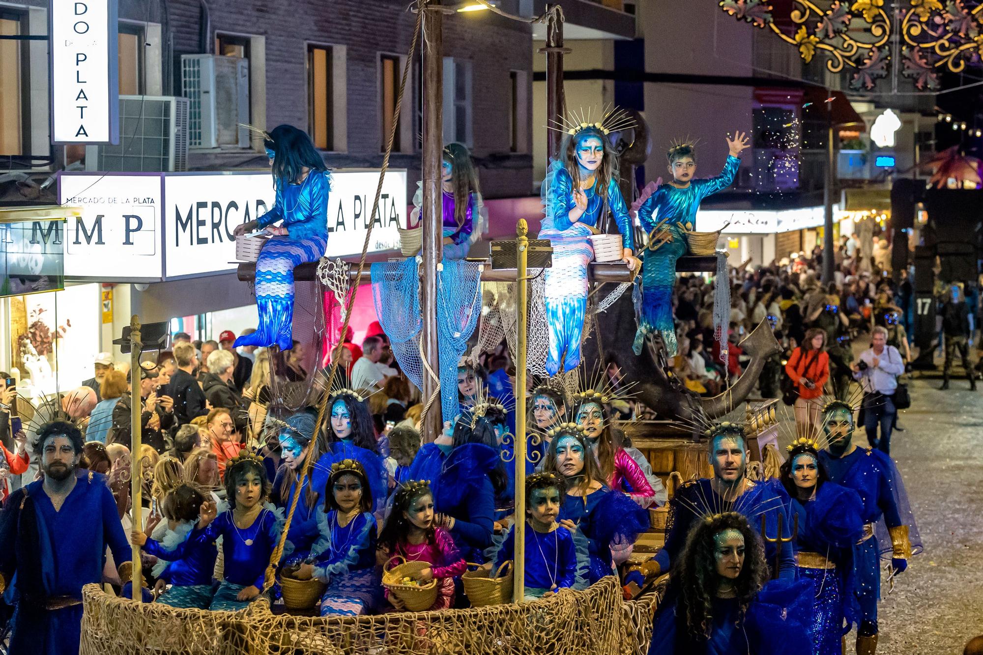 Desfile de carrozas y castillo de fuegos para despedir las Fiestas de Benidorm