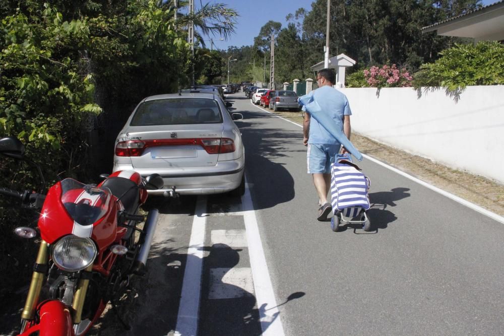 Multan a decenas de coches mal aparcados en las playas de Cangas