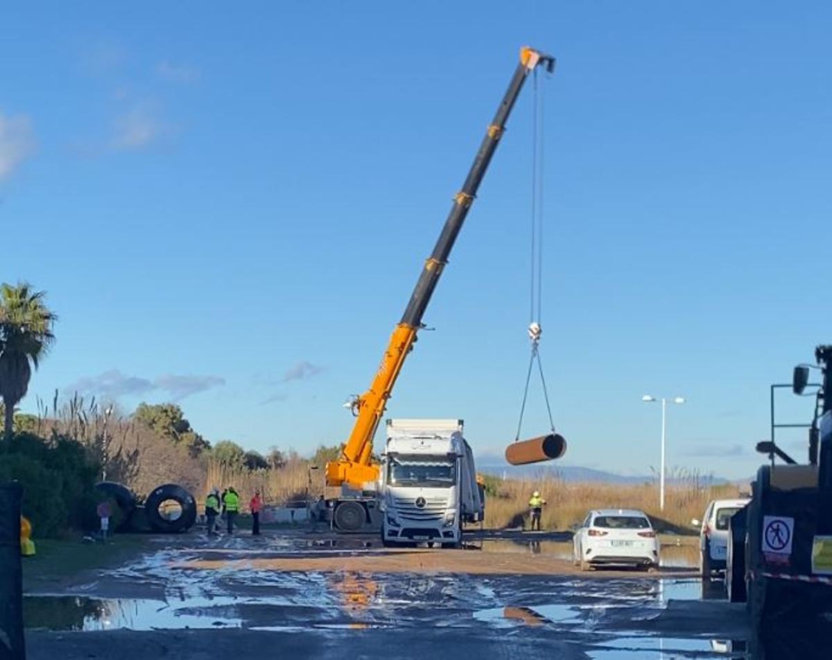 Un momento de la descarga del material.