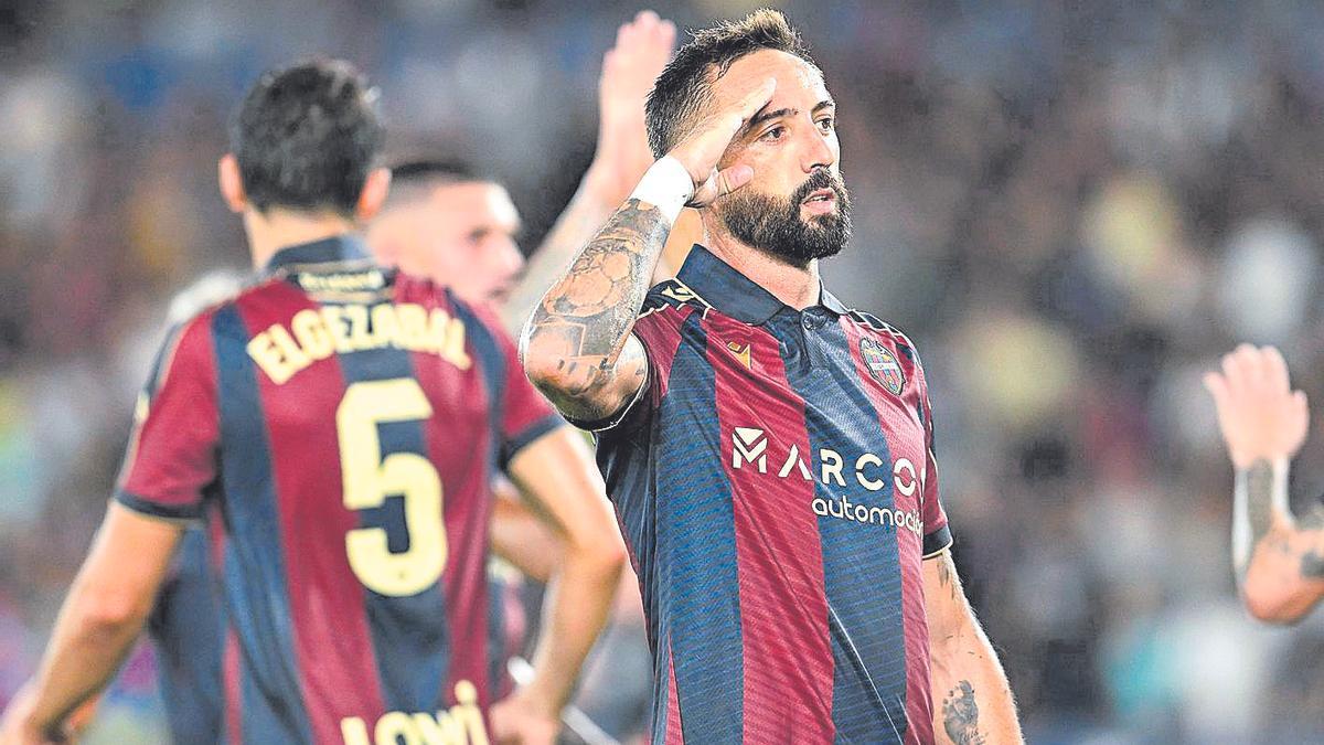 Morales celebrando el único gol de esta temporada en liga, ante el Barcelona en el Ciutat de València.