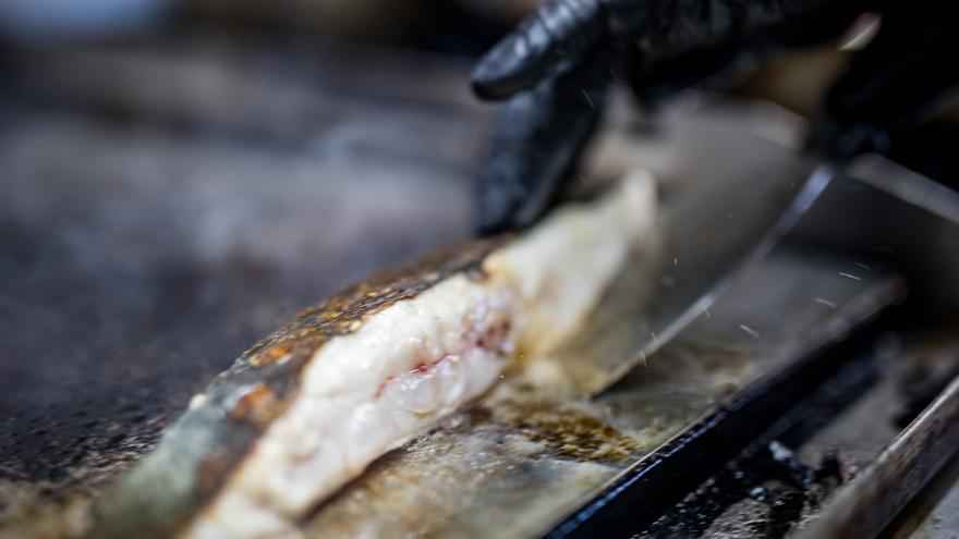 Tajada de pescado en la parrilla de Las Margaritas.