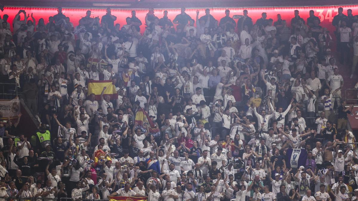 Fans del Real Madrid celebran el 2-2 durante la ida de las semifinales de Champions League contra el Bayern de Múnich, en Alemania.