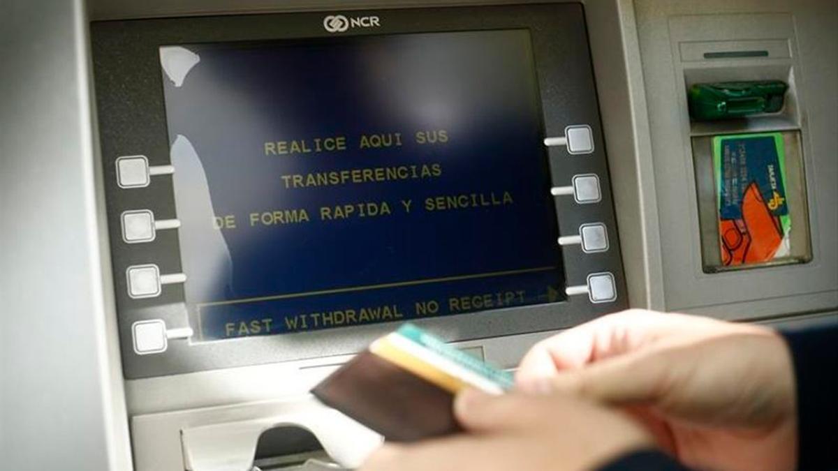 Cajero automático de una entidad bancaria en una imagen de archivo.
