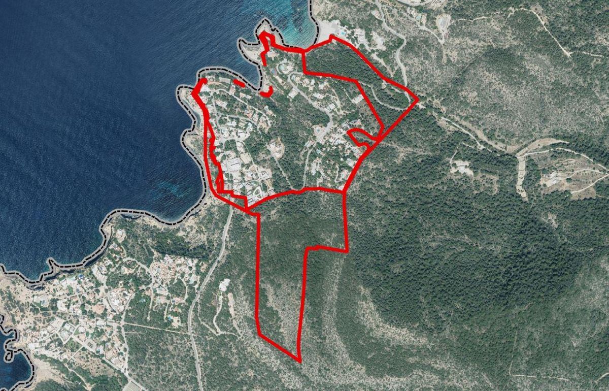 Ámbito desclasificado en Cala Molí que ocupa una importante masa forestal.