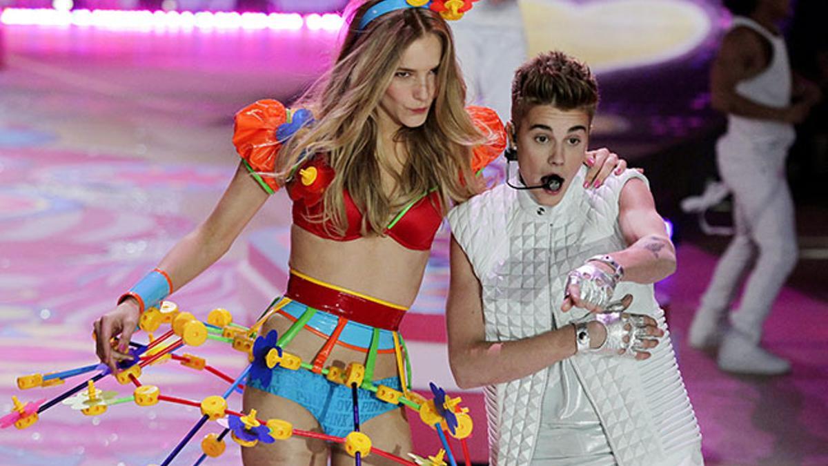 Justin Bieber cantando en el desfile de Victoria's Secret en 2012