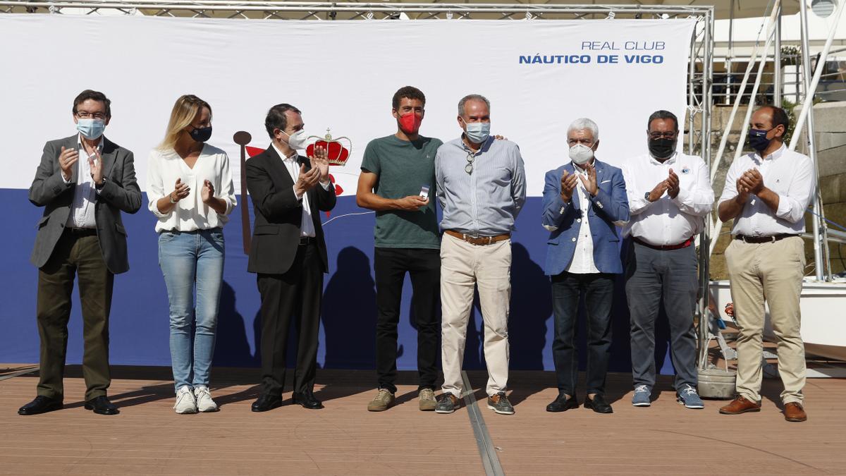 Foto de Nico Rodríguez con los dirigentes del Náutico y los representantes institucionales.