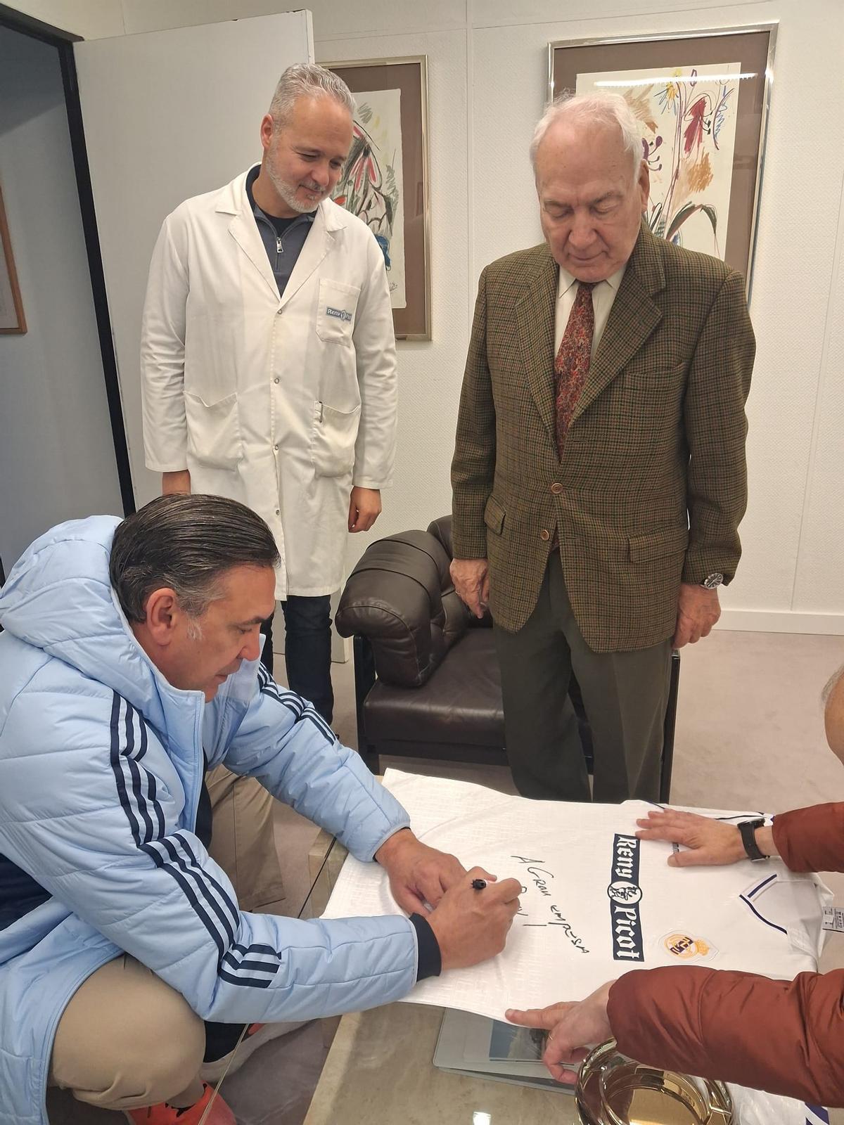 El exjugador con Juan Coloma y Francisco Rodríguez.