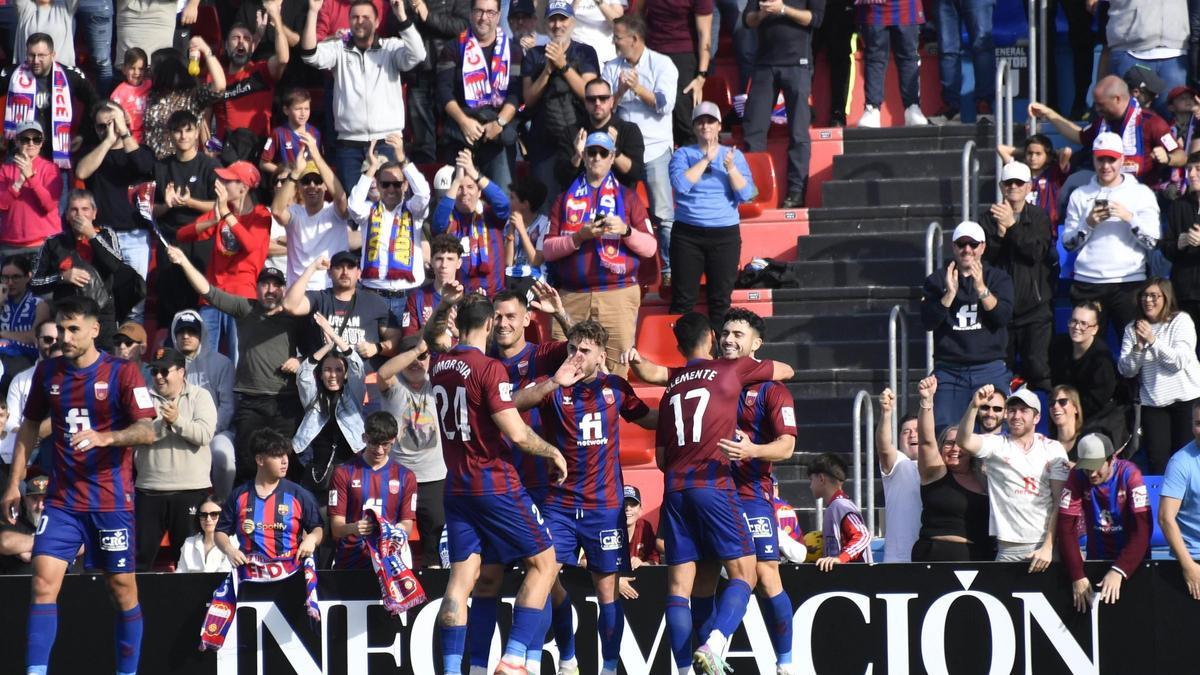 Los jugadores del Eldense celebran un gol frente al Espanyol