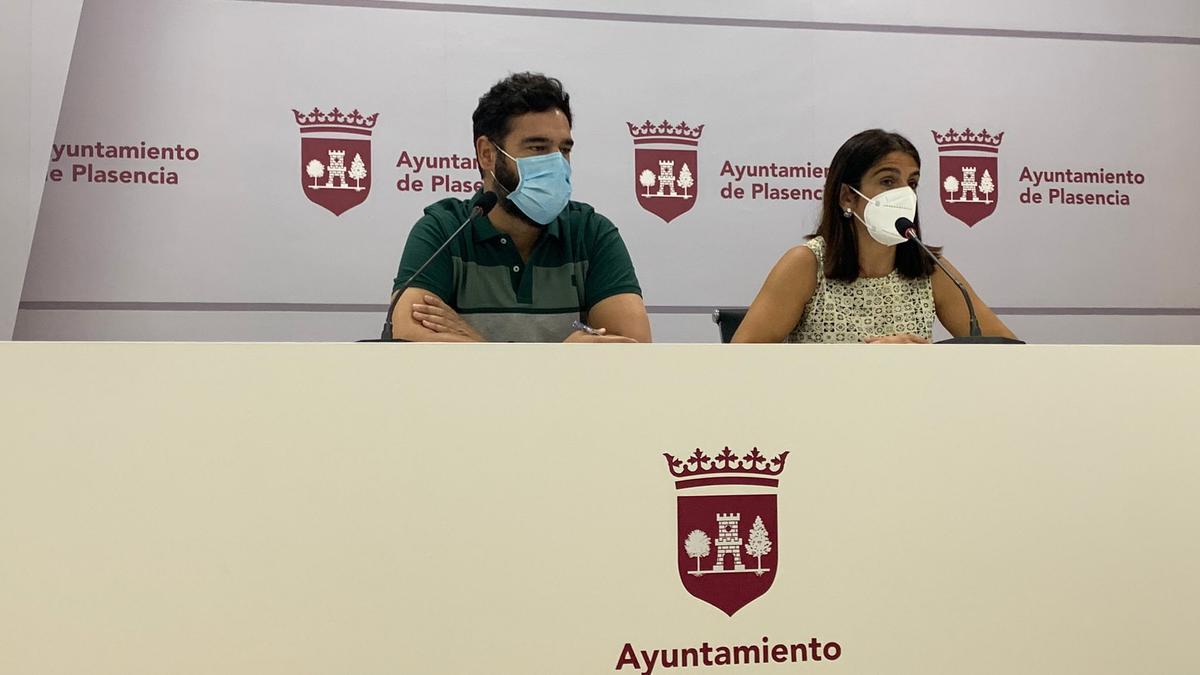 Los ediles de Turismo e Interior esta mañana en el ayuntamiento.