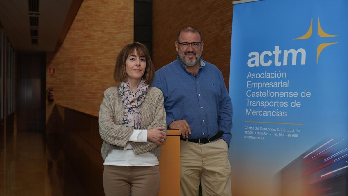 Lara San Miguel y Carmelo Martínez en al sede de la asociación de transportistas de Castellón, esta semana.