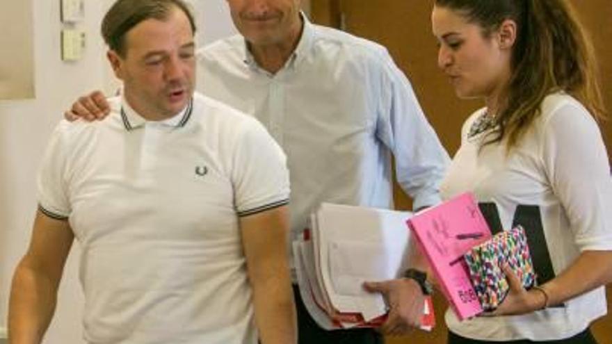 Carlos González junto a Jesús Pareja y Mireia Mollà.