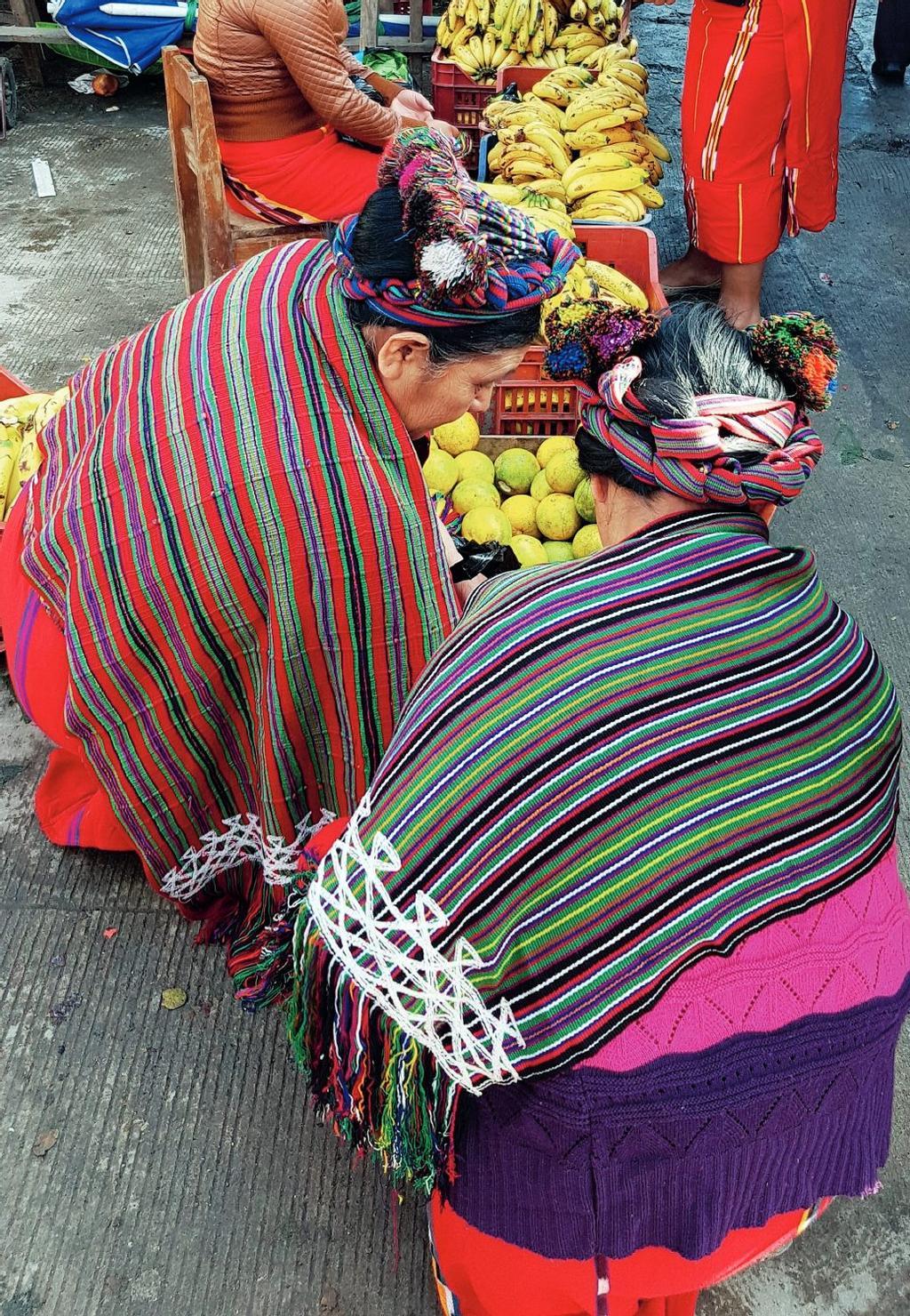Mujeres indígenas en el mercado de Nebaj, localidad situada en los montes Cuchumatanes