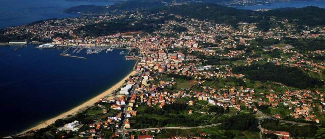 El Catastro peina Cangas por tierra y aire para detectar inmuebles que no están declarados. // S.Á.