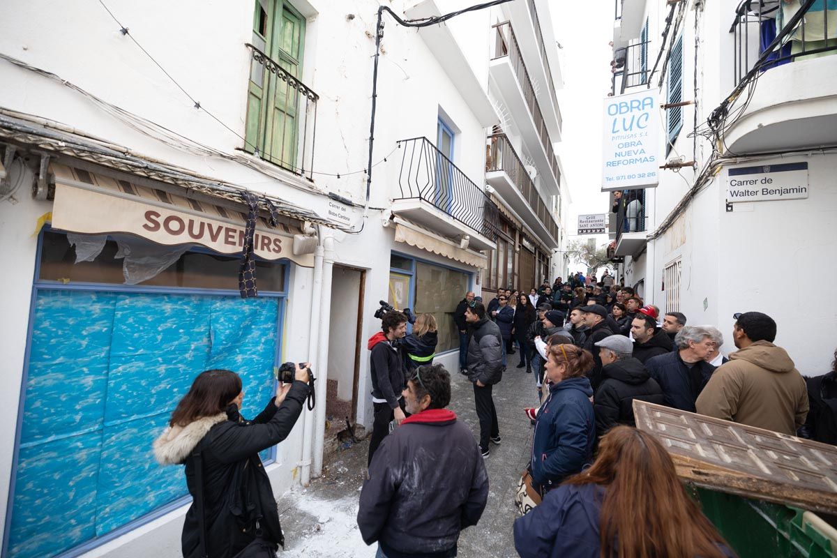 Mira aquí las imágenes de cómo decenas de vecinos echan a los okupas de Sant Antoni