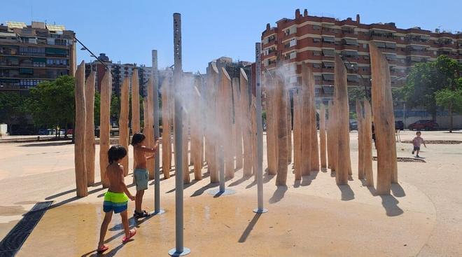 Barcelona duplica los juegos de agua en la calle para combatir el calor del verano