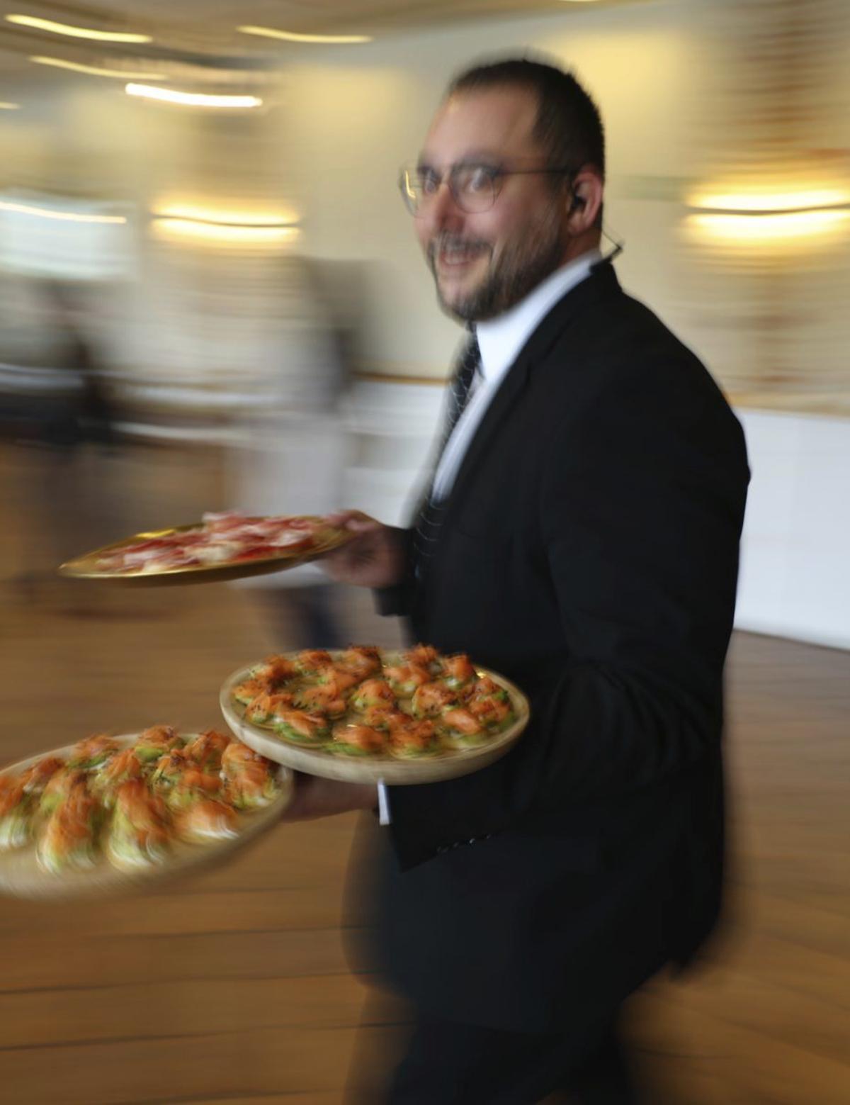 Trabajador de la hostelería, uno de los sectores que aumentó el paro. | ISMAEL HERRERO - EFE