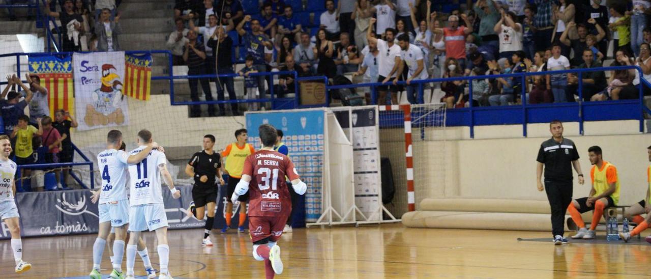 El quinteto del Family Cash Alzira FS celebra la remontada ante el Móstoles. | PAULA CLIMENT