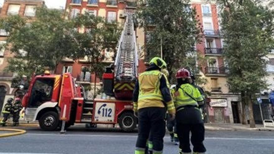 Muere un hombre de 74 años en el incendio de su vivienda en el centro de Madrid.