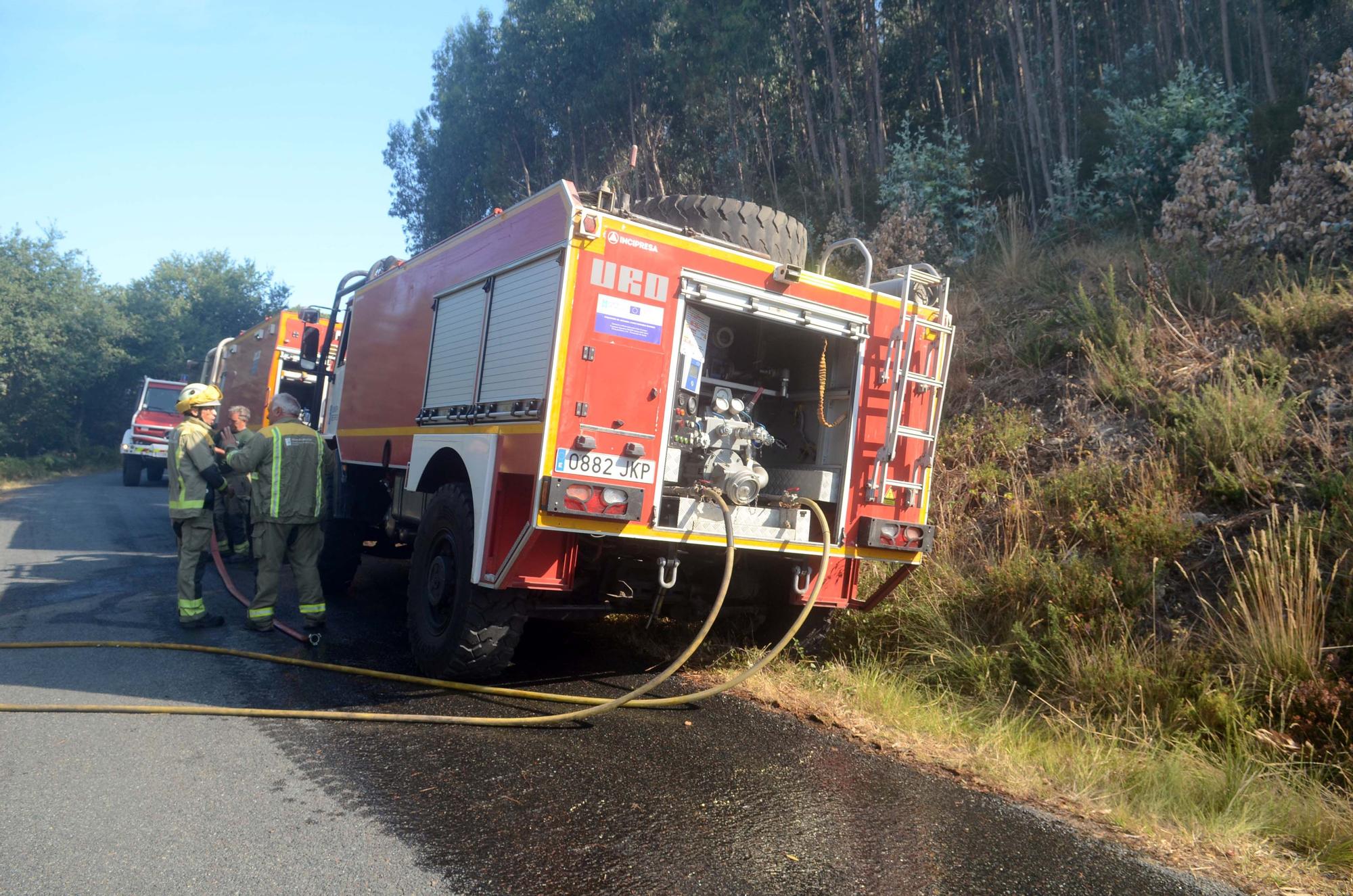 Jornada de humo y cenizas en Arousa con hasta cuatro focos activos