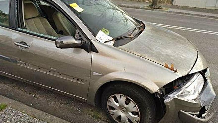 Un vehicle destrossat fa més de 4 mesos que està estacionat a Montilivi