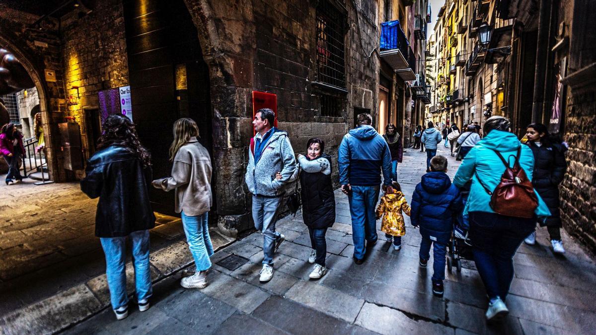 El Born de Barcelona sale de la pandemia con un alud de nuevas tiendas. Uno de los barrios que más se paralizaron por la covid está remontando con fuerza gracias al impulso de nuevos operadores, una menor saturación turística y el paulatino regreso de los clientes locales.