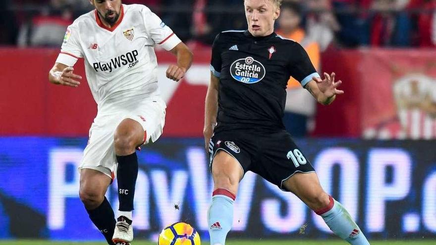 Nolito disputa un balón a Daniel Wass durante un partido de hace dos temporadas en el Ramón Sánchez Pizjuán. // LOF