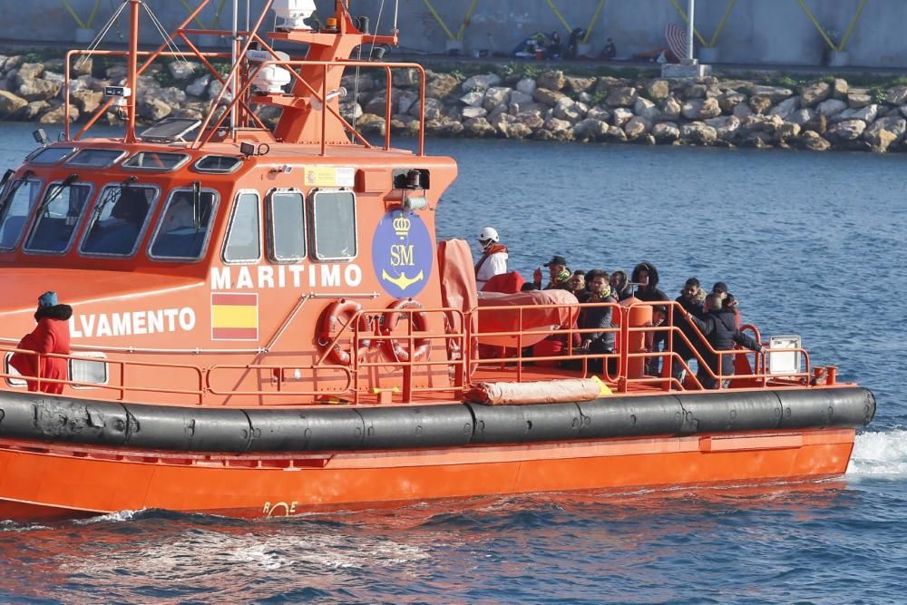 Guardia Civil, Cruz Roja y Salvamento Marítimo han puesto en marcha el protocolo para recepcionar a 24 personas rescatadas en el mar y que ocupaban una patera. 20 hombres y cuatro mujeres