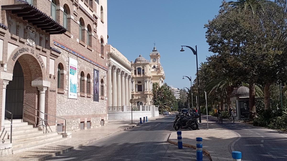 La avenida de Cervantes, ayer, con el Rectorado, el Banco de España y el Ayuntamiento.