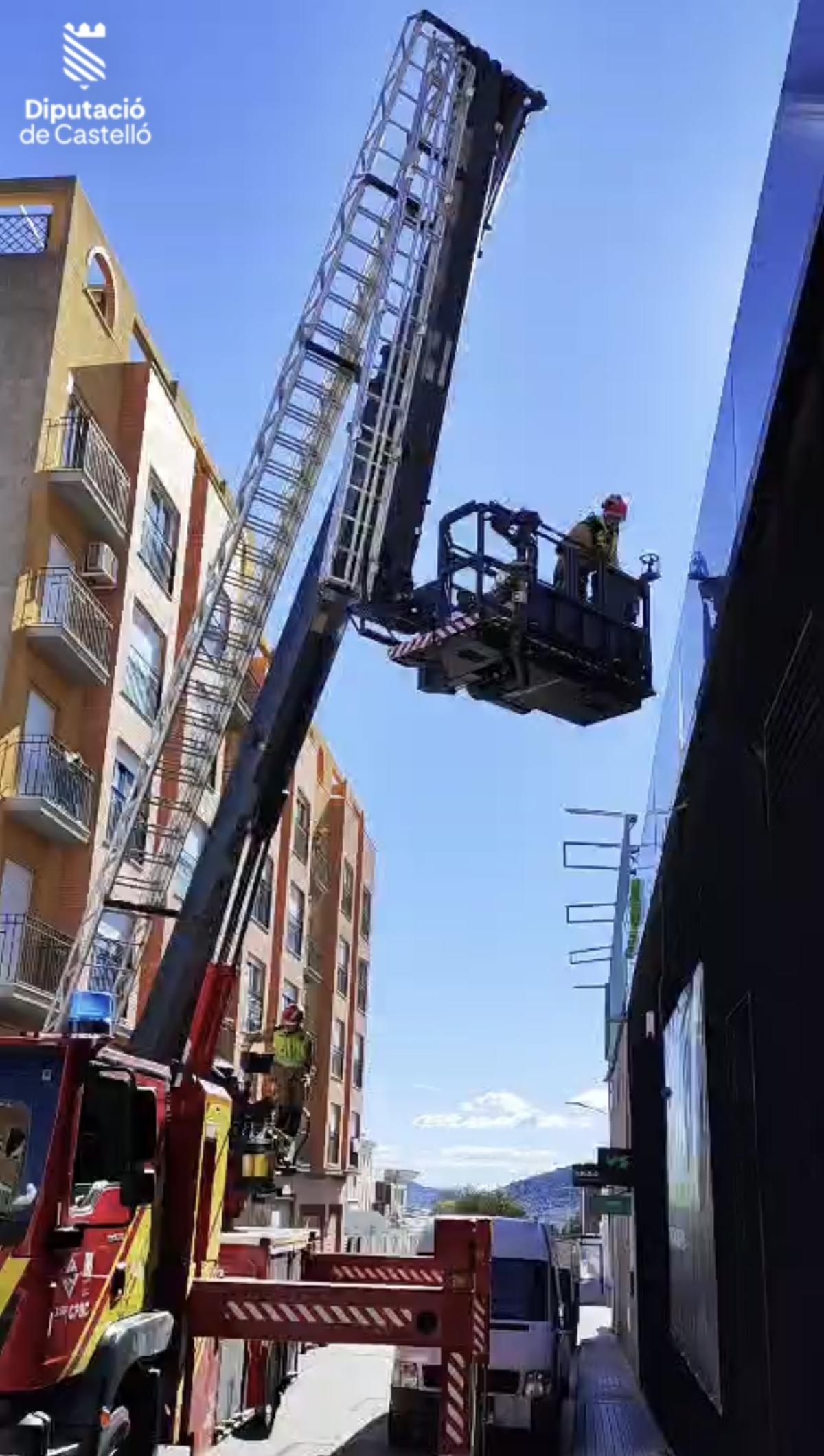 Los bomberos usando una grúa este sábado por un incidente. Los bomberos usando una grúa este sábado por un incidente.
