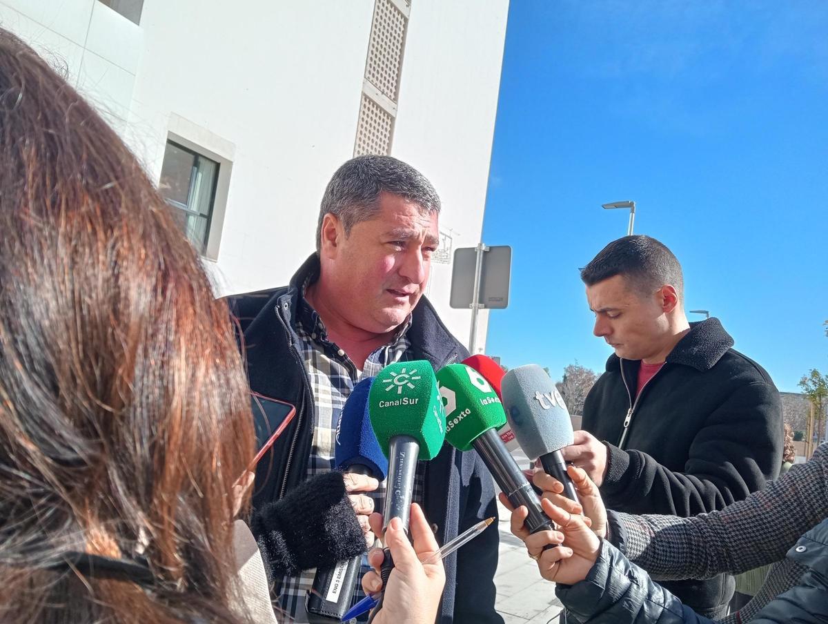 Juan Barroso atiende a los medios a las puertas de Reina Sofía.