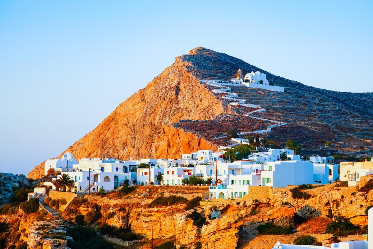 Chora, la capital de Folegandros, es un pueblo de postal encaramado en un acantilado a 200 metros sobre el mar. Completamente peatonal, destaca por su arquitectura cicládica, sus laberínticos callejones encalados, buganvillas y la fortaleza medieval de Kastro (construida en 1210).