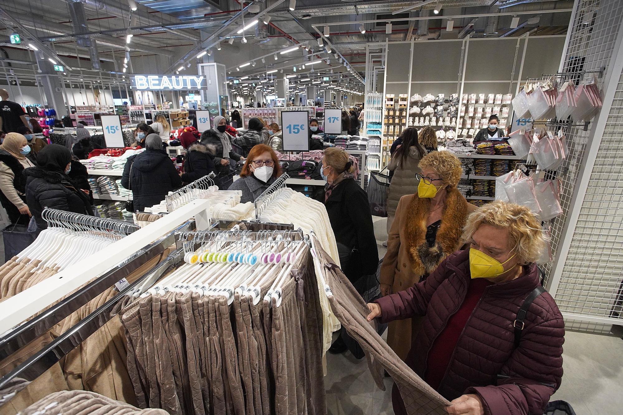 Gran expectació a l'obertura del Primark a l'Espai Gironès de Salt