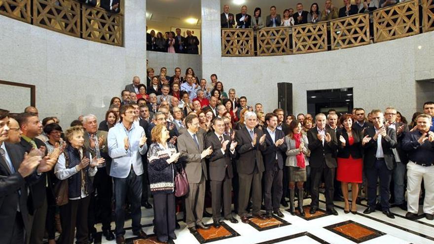 El presidente del Gobierno de Canarias, Paulino Rivero (8d), el vicepresidente, José Miguel Pérez (7d), los presidentes de los cabildos de Fuerteventura, Mario Cabrera (4d), y Lanzarote Pedro San Ginés (5i), los conseros del Ejecutivo canario, senadores, diputados regionales y nacionales, alcaldes y otros cargos publicos aplauden en la foto de familia tras el acto institucional de la firma de la Declaración del 23-N en contra de las prospecciones petrolíferas celebrado este domingo en Las Palmas de Gran Canaria.