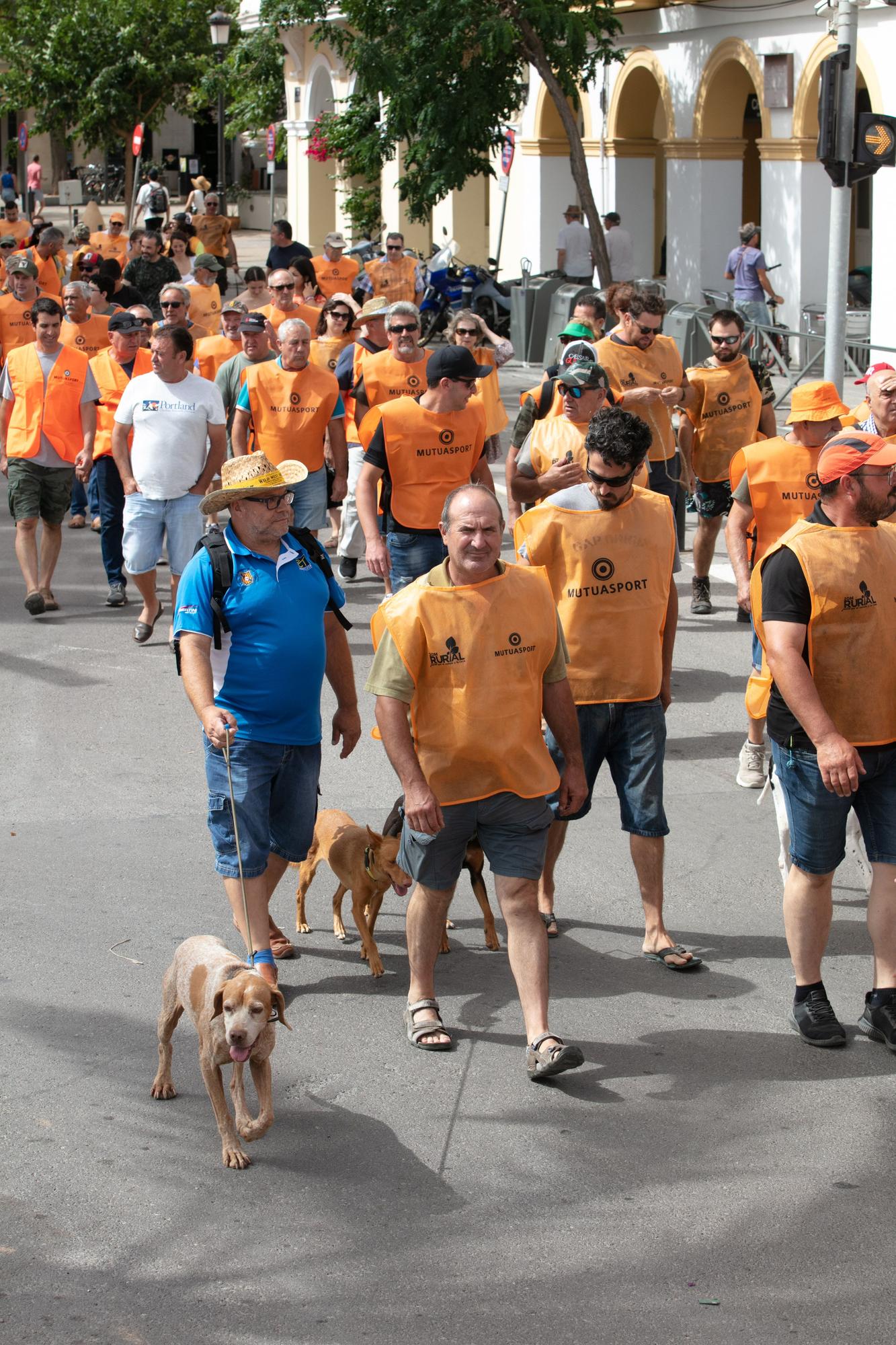 Unas 200 personas se manifiestan en Ibiza contra la nueva Ley de Bienestar Animal del Gobierno