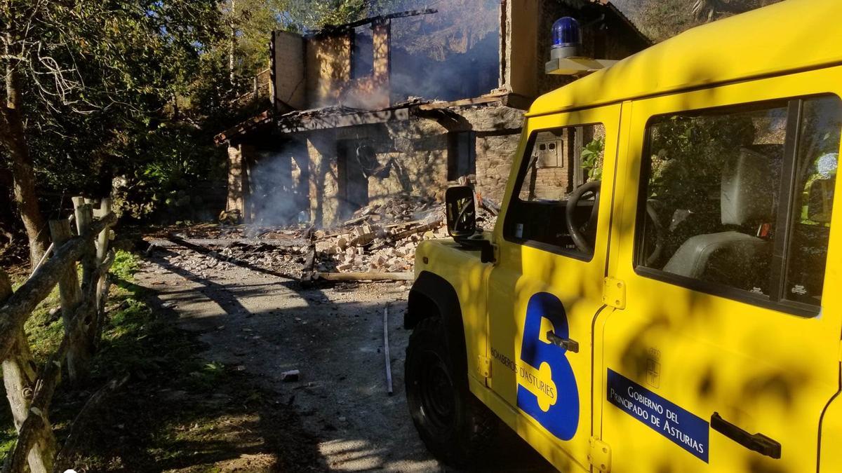 Un incendio calcina por completo una casa en La Espina, Langreo