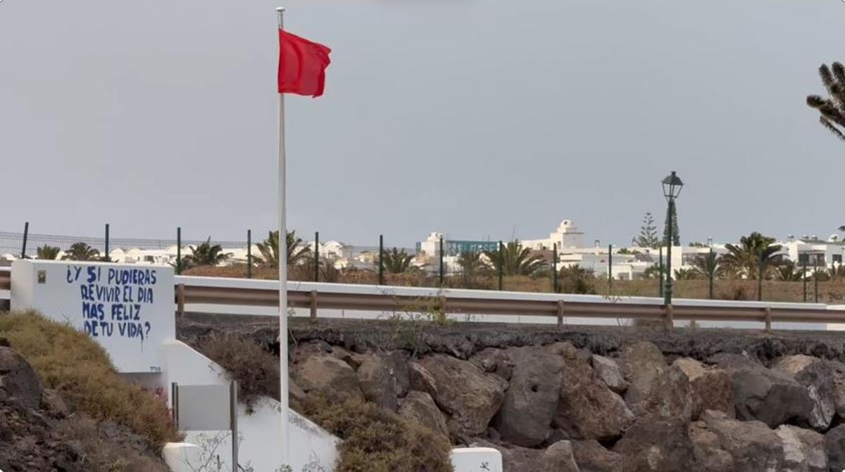 Bandera roja junto a la playa del Ancla, en Costa Teguise, ayer jueves.