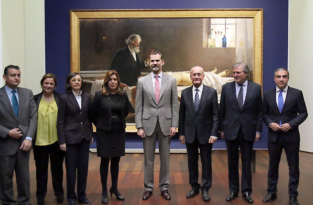 El rey se mostró muy amable con el público alrededor del Palacio de la Aduana, antes y después de su visita al Museo de Málaga.