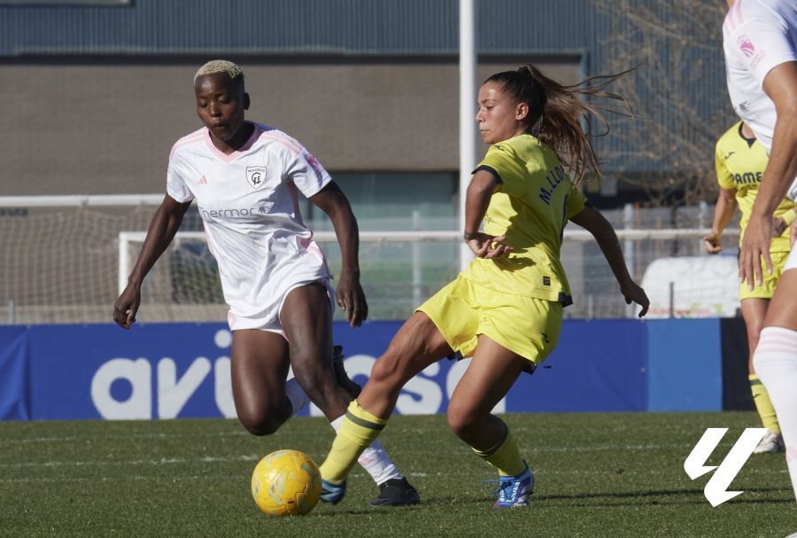 La jugadora del Villarreal María Llompart conduce un balón ante la presión de la contraria Kundananji, autora del 1-0.