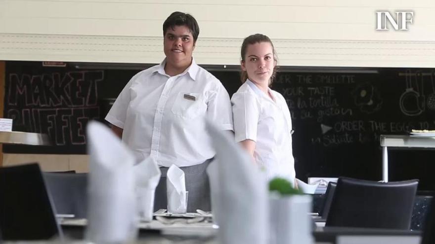 Dos jóvenes de la primera promoción del curso para discapacitados de la Universidad de Alicante trabajan como camareras en el Hotel Meliá