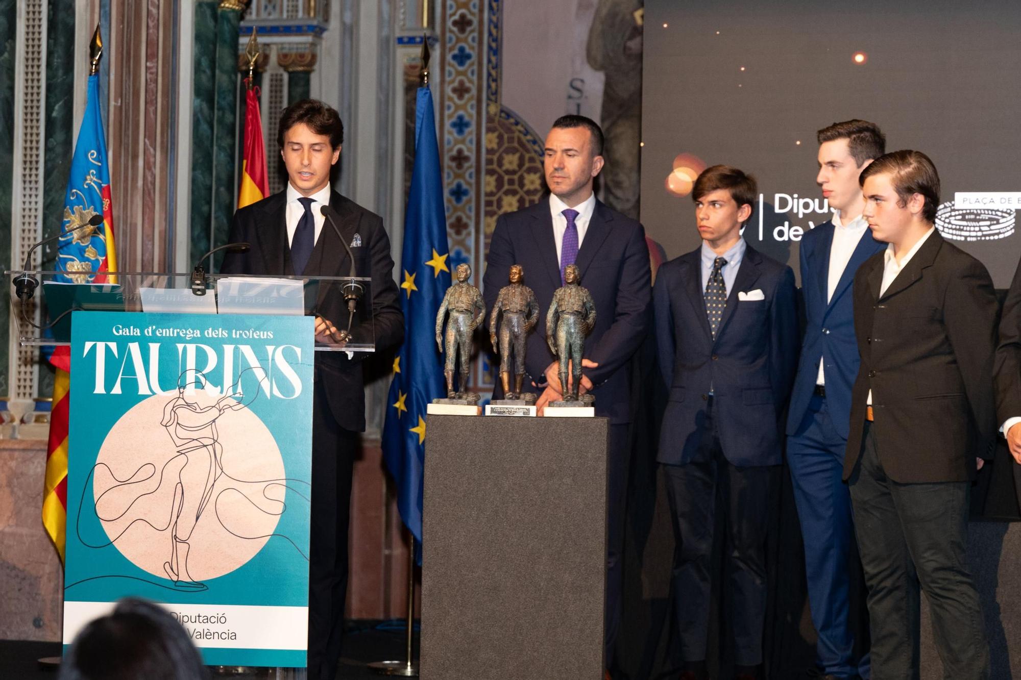La gala de los premios taurinos de la Diputación de Valencia con Roca Rey, en imágenes