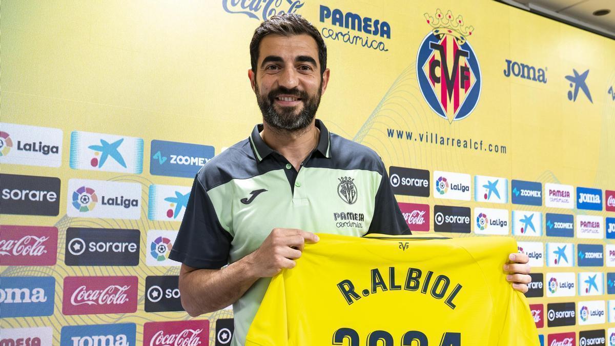Albiol, en el acto de su renovación como jugador del Villarreal para la próxima temporada.