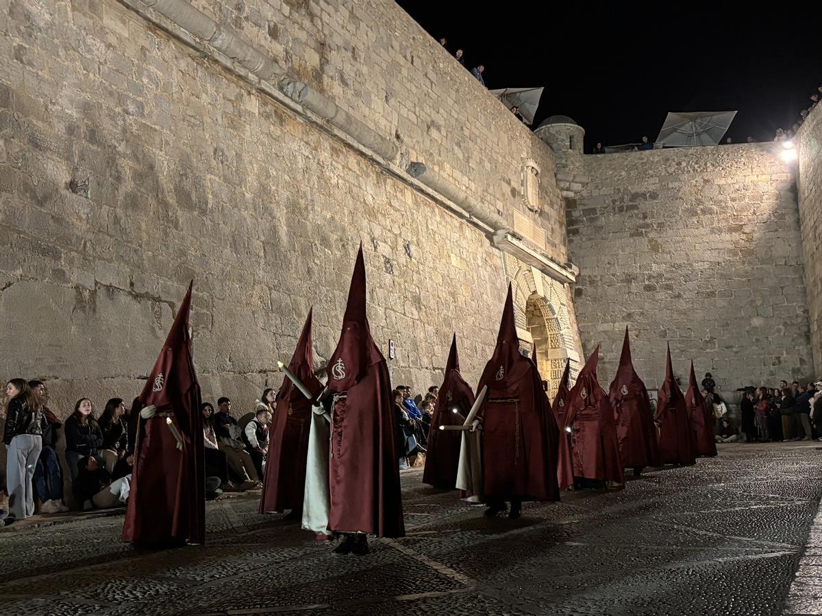 En Peñíscola, la cofradía del Santo Sepulcro está formada únicamente por mujeres vestidas de capuchino.